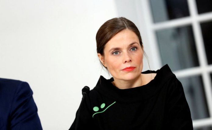 Icelandic PM joins women's strike for equal pay
